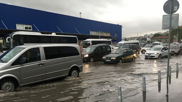 İstanbul'da şiddetli yağış trafiği durma noktasına getirdi