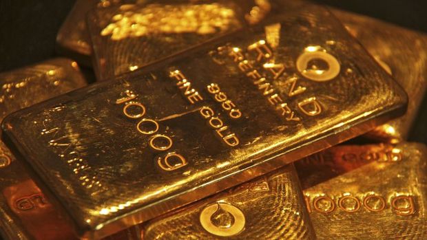Altın zayıf dolar ile aylık kazanca yöneldi