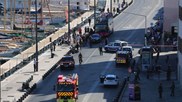 Marsilya'da araç otobüs durağına daldı: En az 1 ölü