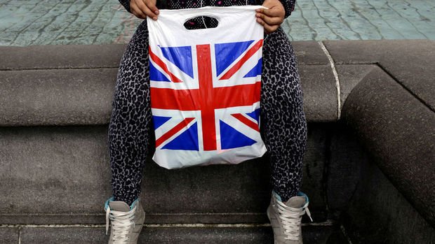 İngiltere'de zayıf tüketici harcamaları büyümeyi frenledi