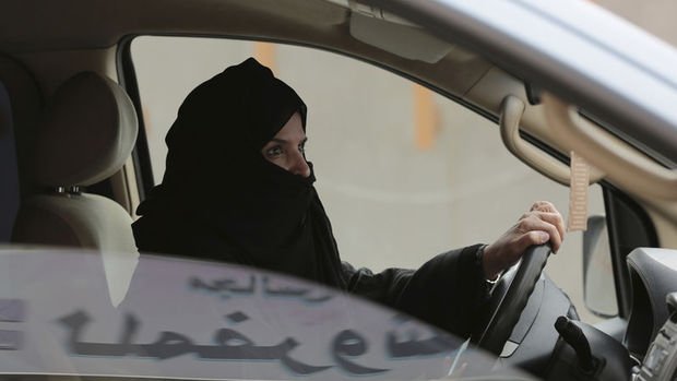 Suudi Arabistan kadınların otomobil kullanmasına izin verdi