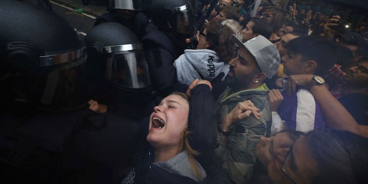İspanya polisi sandıklara el koyuyor