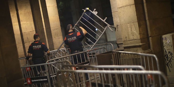 Katalonya yerel parlamentosunda olağanüstü güvenlik önlemleri alındı