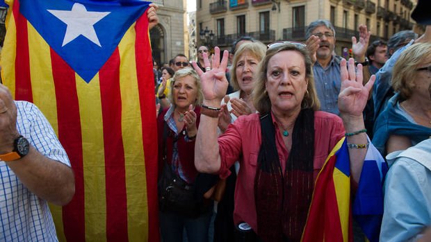 İspanya Katalonya'nın özerkliğini askıya aldı