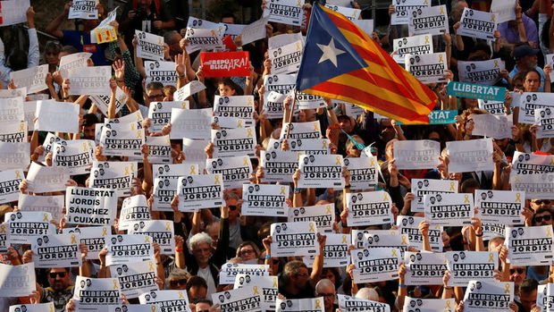 Katalanlar İspanya'yı durdurmak için insan kalkanı oluşturacak
