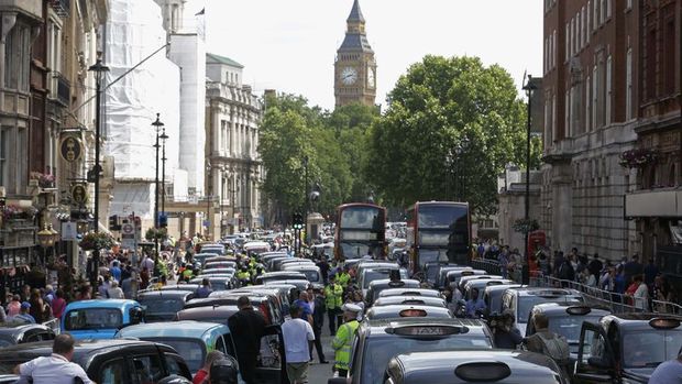 Londra'da şehir merkezine girişte eski araçlardan daha yüksek ücret alınacak 