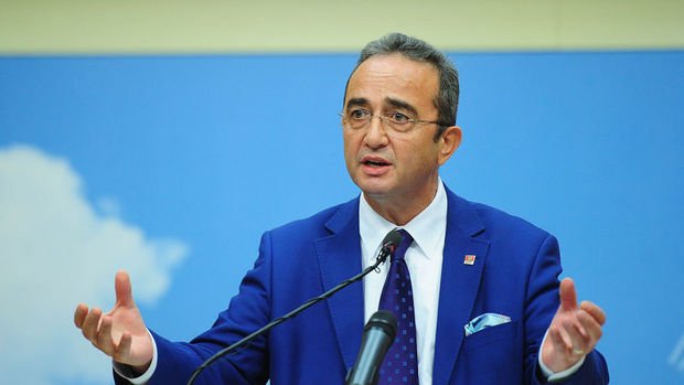 CHP Sözcüsü Tezcan Kılıçdaroğlu'nun açıkladığı belgeleri basına dağıtıyor
