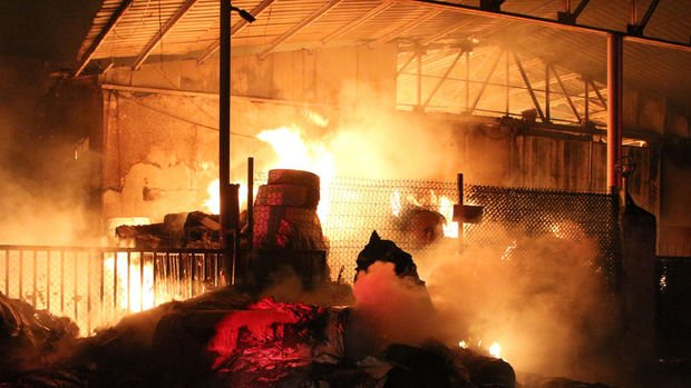 Kocaeli'de kağıt fabrikasında yangın çıktı