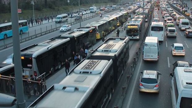 İstanbul'da yollar trafiğe kapatılmaya başlandı