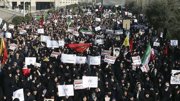 İran'da on binlerce rejim yanlısı sokağa indi