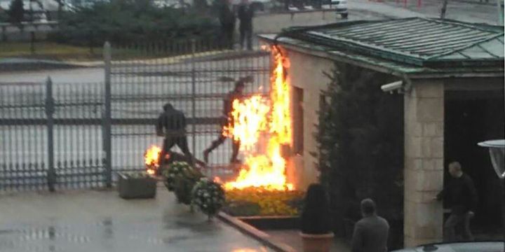 TBMM önünde üzerine benzin döktü, kendini yakmaya çalıştı