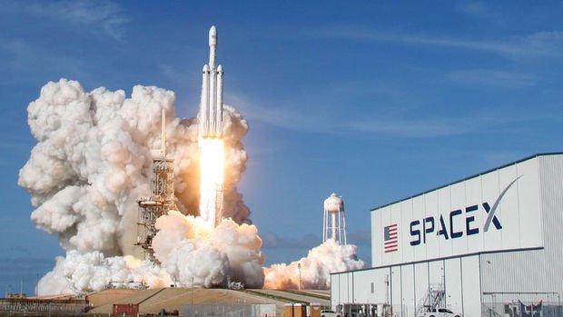 SpaceX dünyanın en güçlü roketi Falcon Heavy'i fırlattı