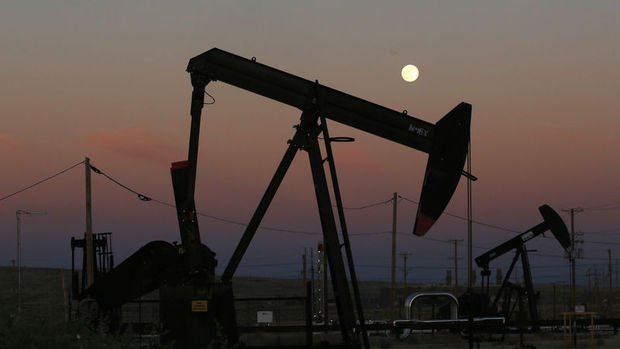 Petrol ABD üretimine ilişkin endişelerle kaybını korudu