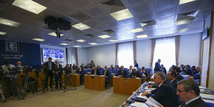 "Borçlara yapılandırma, emekliye ikramiye" tasarısı komisyonda kabul edildi
