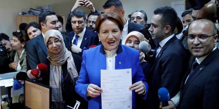 Akşener Cumhurbaşkanlığı adaylığı için imza attı