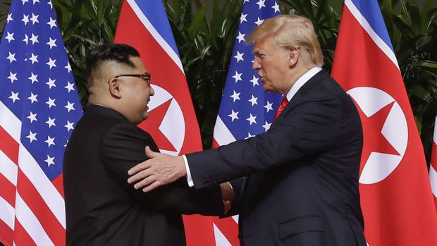 Trump ve Kim tarihi zirvede bir araya geldi