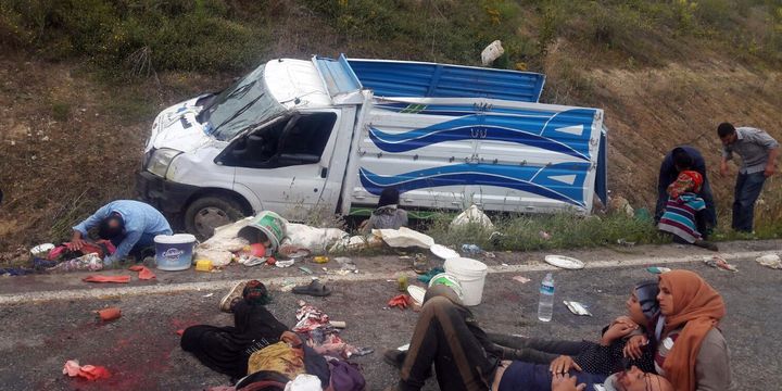 Tarım işçilerini taşıyan kamyonet devrildi