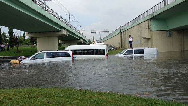 İstanbul'da yoğun yağış; araçlar mahsur kaldı
