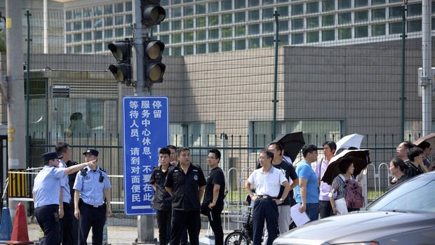 ABD'nin Pekin Büyükelçiliği önünde patlama oldu