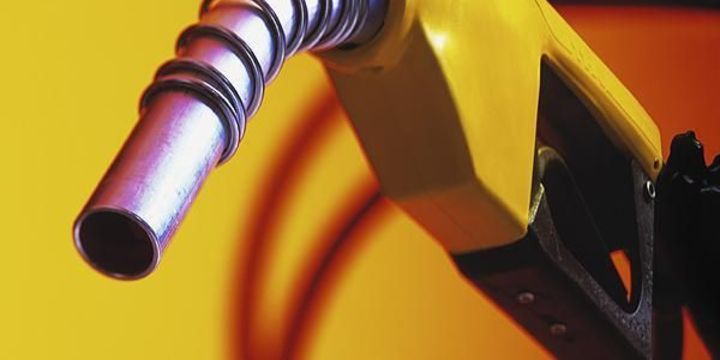 Benzine ve motorine zam pompadan döndü