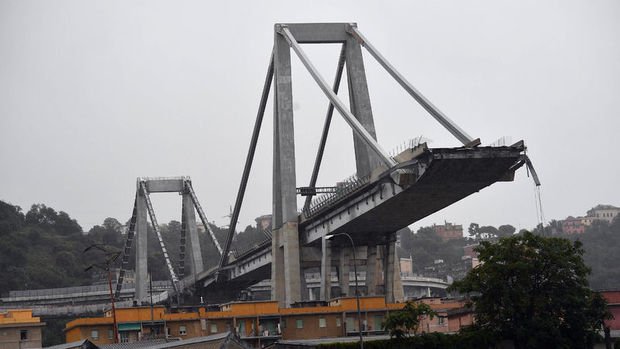 İtalya'da köprü çöktü, ölenler var