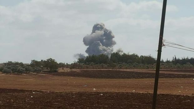 Suriye ve Rus uçakları İdlib'i vurdu