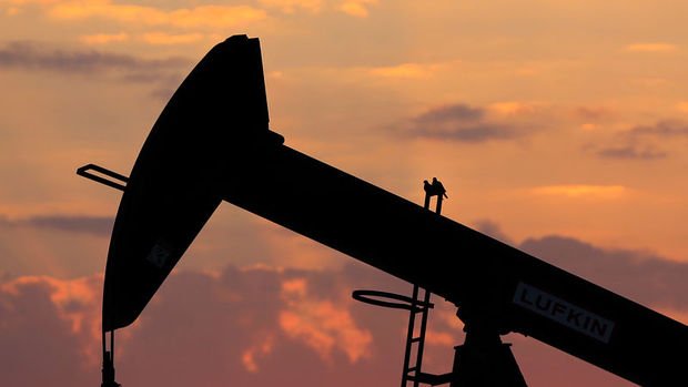 Petrol 2016'dan bu yana en büyük aylık kaybına yöneldi