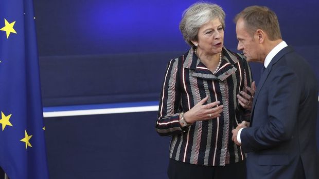 İngiltere'de kabine May'in 'Brexit' planına direniyor
