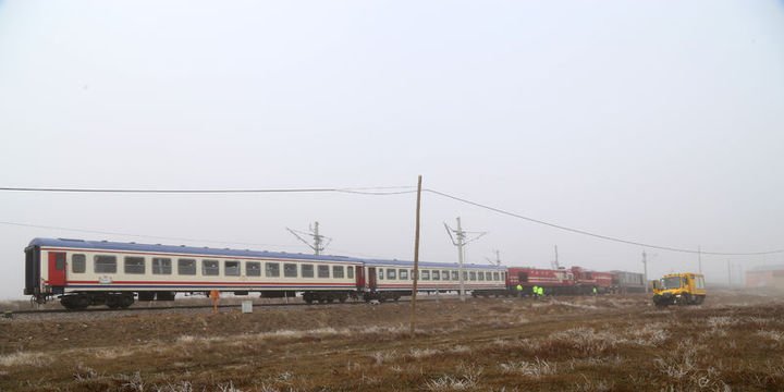 Yük treni ile yolcu treni çarpıştı: Yaralılar var