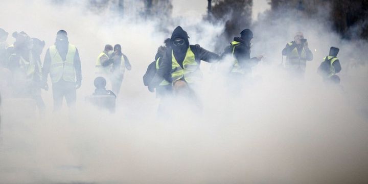 Macron krizden çıkış yolu arıyor