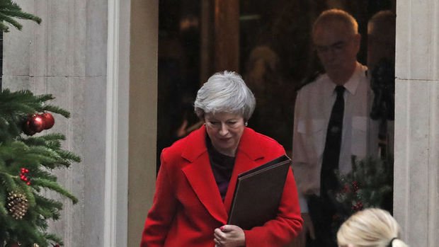 İngiltere Başbakanı May'in Brexit oylamasını geri çektiği kaydedildi