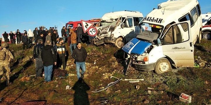 Öğrenci sevisi ile işçi servisi çarpıştı: Ölü ve yaralılar var