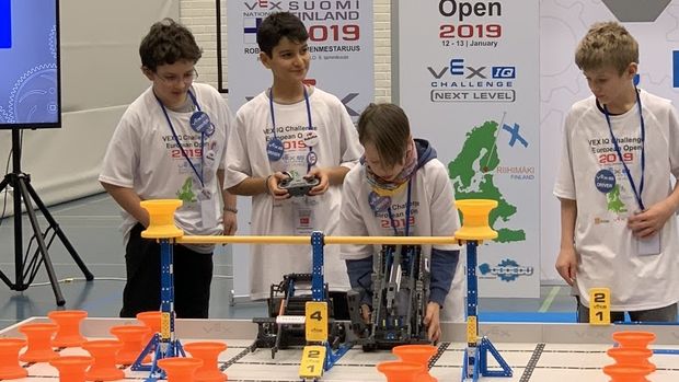 Türk öğrencilerin robotik takımı Finlandiya'dan ödülle döndü