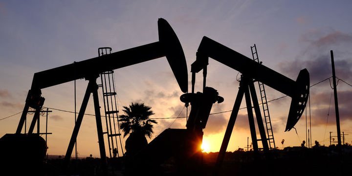 Petrol Venezuela yaptırımlarını dikkate almayarak 52 dolar civarında tutundu