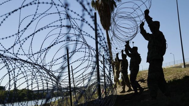 Pentagon Meksika sınırına asker yığmaya devam ediyor