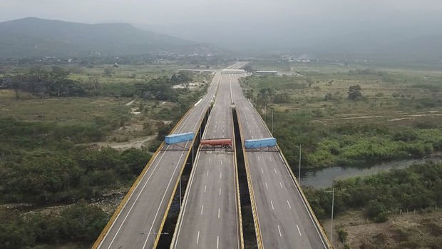 Venezuela'da insani yardımın geçeceği köprüye barikat kuruldu