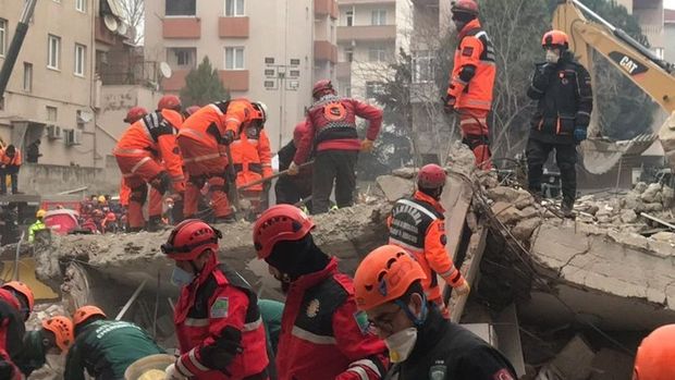 Bakan Koca: Kartal'da çöken binada hayatını kaybedenlerin sayısı 15'e yükseli