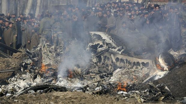 Pakistan: İki Hindistan savaş uçağı vuruldu