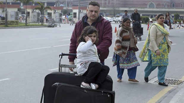 Hindistan kapatılan havaalanlarını yeniden açtı
