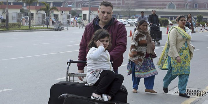 Hindistan kapatılan havaalanlarını yeniden açtı