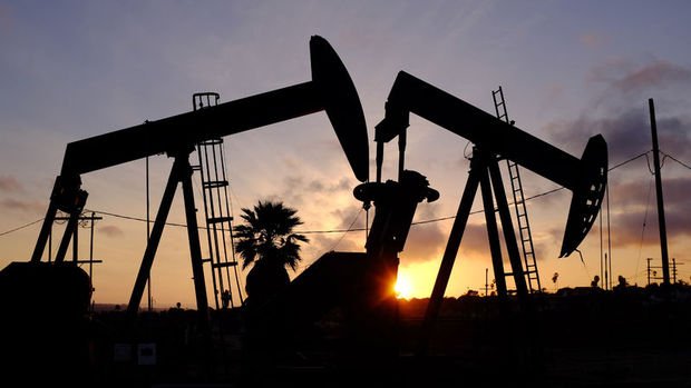 Petrol Libya'da üretimin artması ile 57 doların altında seyretti