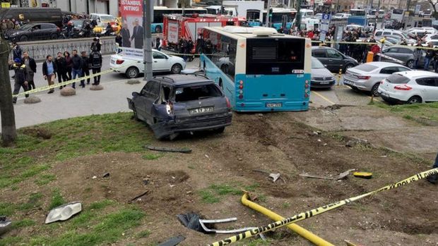 Beyazıt'ta özel halk otobüsü kaza yaptı: Yaralılar var