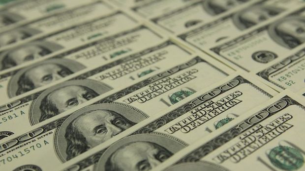 Dolar “büyüme” endişeriyle önemli paralar karşısında haftaya düşüşle başladı