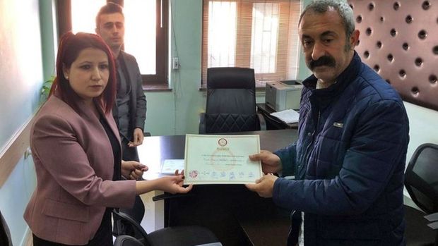 Tunceli Belediye Başkanı seçilen TKP'li Maçoğlu mazbatasını aldı