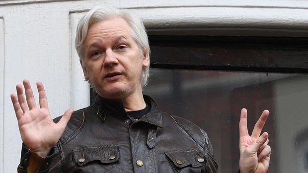 Wikileaks'in kurucusu Julian Assange gözaltında