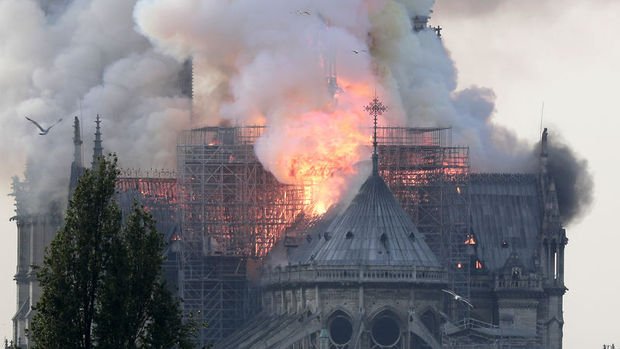 Paris'teki Notre Dame Katedrali'nde yangın