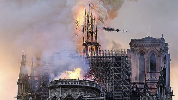 Notre Dame Katedrali'ndeki yangın 8,5 saat sonra söndürüldü
