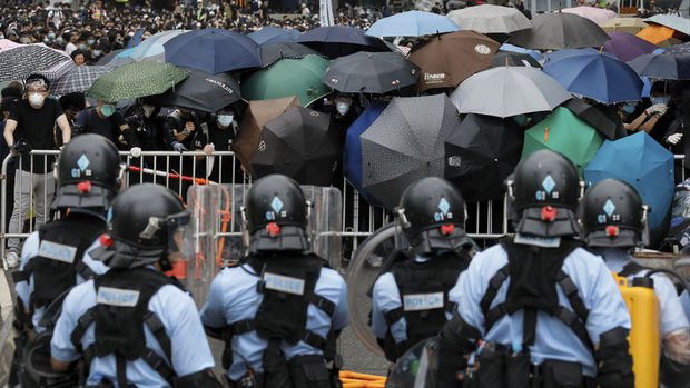 Hong Kong'da 'suçluların iadesi' tasarısıyla ilgili oylama ertelendi