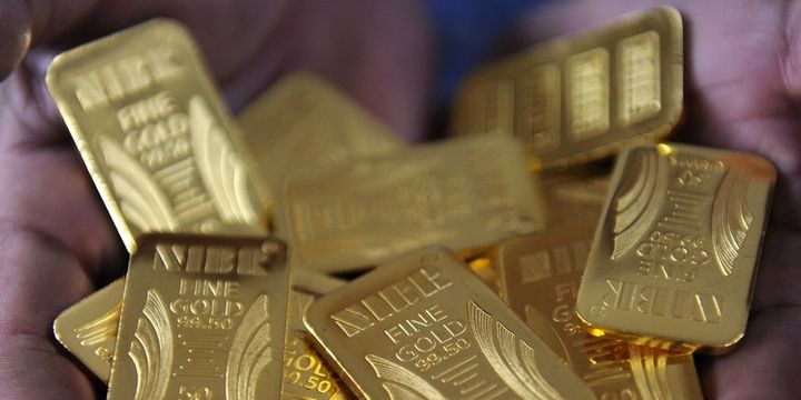 Altın “güvenli varlık” talebiyle 1,350 doları aştı