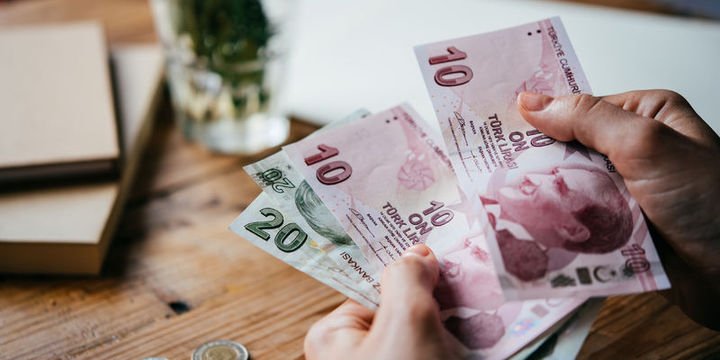 Güne yatay seyirle başlayan dolar düşüşe geçti